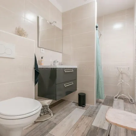 Maison Spacieuse A Avec Terrasse Et Stationnement - Fr-1-835-5 *