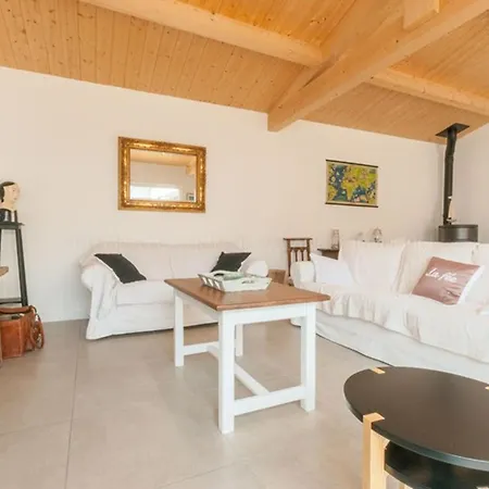 Maison Spacieuse A Avec Terrasse Et Stationnement - Fr-1-835-5