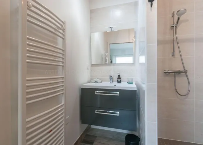 Maison Spacieuse A Avec Terrasse Et Stationnement - Fr-1-835-5