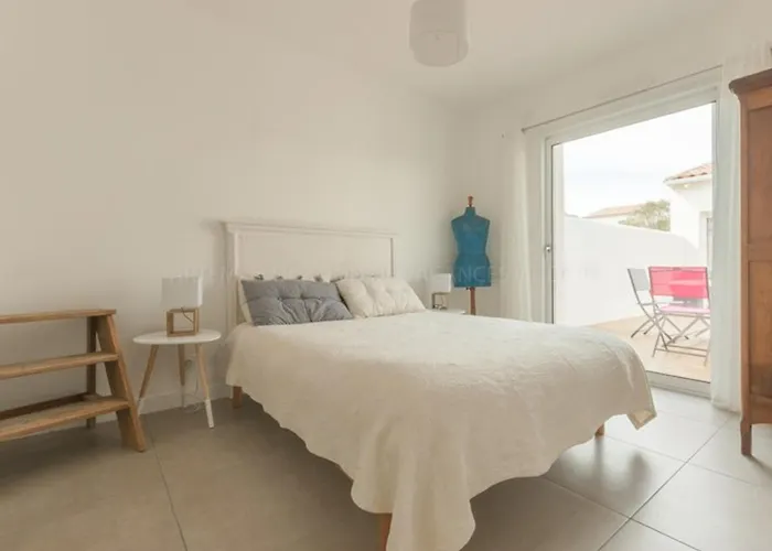 Maison Spacieuse A Avec Terrasse Et Stationnement - Fr-1-835-5 *