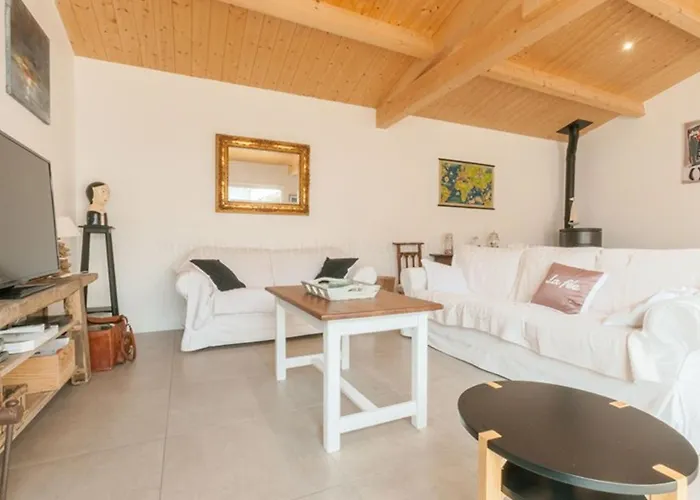 Maison Spacieuse A Avec Terrasse Et Stationnement - Fr-1-835-5